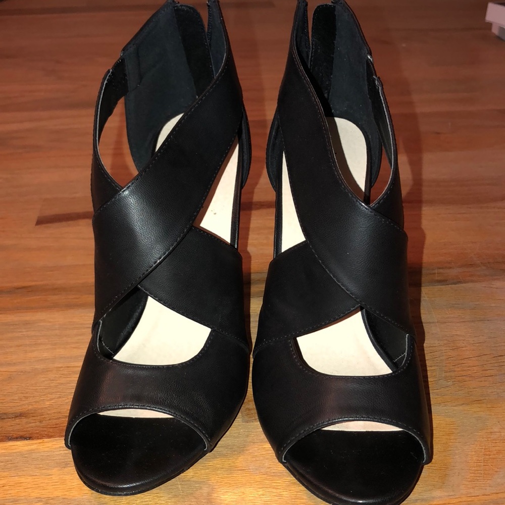 Black heels - Picture 2 of 2